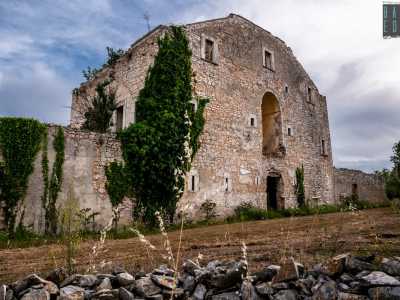 Giungiamo cos� dinanzi alla facciata posteriore della villa...